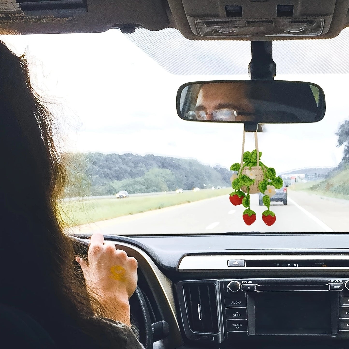 1pc Handmade Crochet Strawberry Car Hanging Ornament - Cute Knitted Decorative Pendant with Car Rearview Mirror Design, Green Leaf & Flower Accents, Car Interior Accessories, Creative and Creative Craftsmanship
